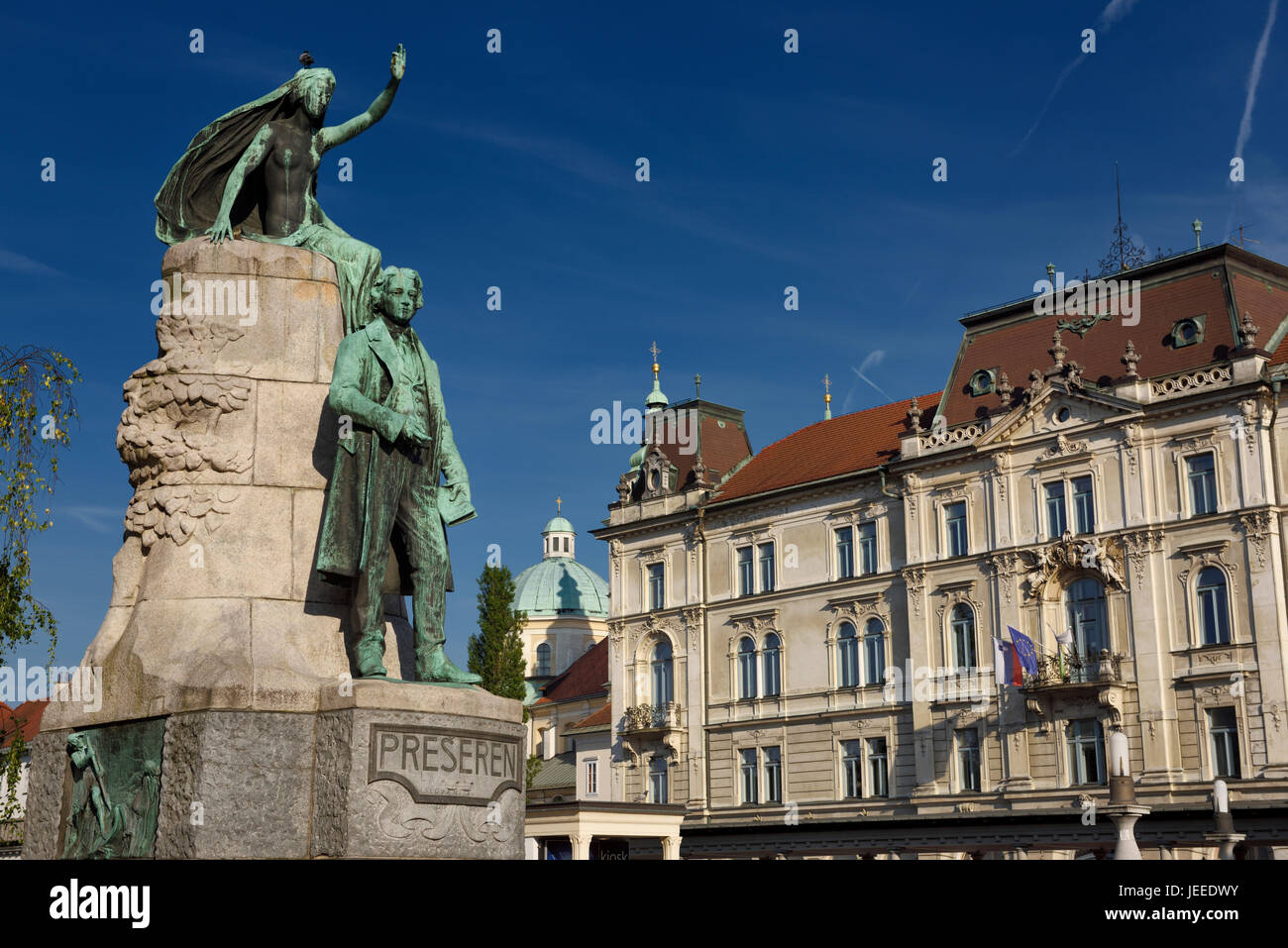 Bronze-Skulptur des Nationaldichters Preseren Denkmal mit Muse und Kresija Altbau mit städtischen Ämtern und Kuppel der Kathedrale von Ljubljana Stockfoto