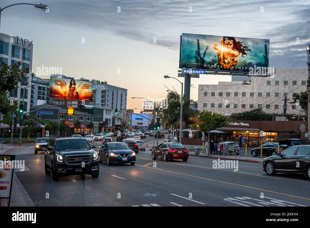 Der Sunset Strip in der Abenddämmerung mit beleuchteten Werbetafeln Förderung der Film Wonder Woman in Los Angeles, Kalifornien. Stockfoto