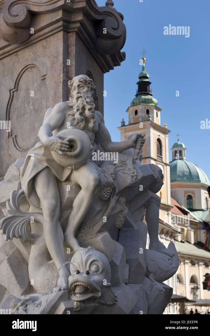 Detail der Robba Marmor Klangskulptur auf der Brunnen der drei Flüsse im Town Square Ljubljana Slowenien mit Kathedrale St. Nikolauskirche Stockfoto
