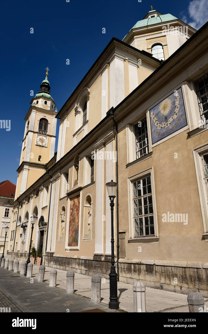 Glockenturm auf Südseite der katholische Kirche St. Nicholas Ljubljana Kathedrale Rwith Sonnenuhr an Cyril Methodius Square Ljubljana Slowenien Stockfoto