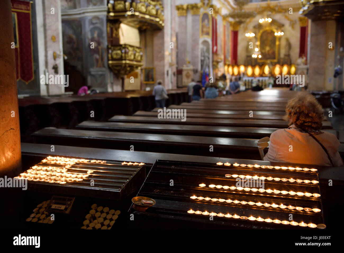 Innenraum der St.-Nikolaus-Ljubljana Kathedrale katholische Kirche mit Votiv-Kerzen auf der Rückseite der Kirchenbänke Ljubljana Slowenien Stockfoto