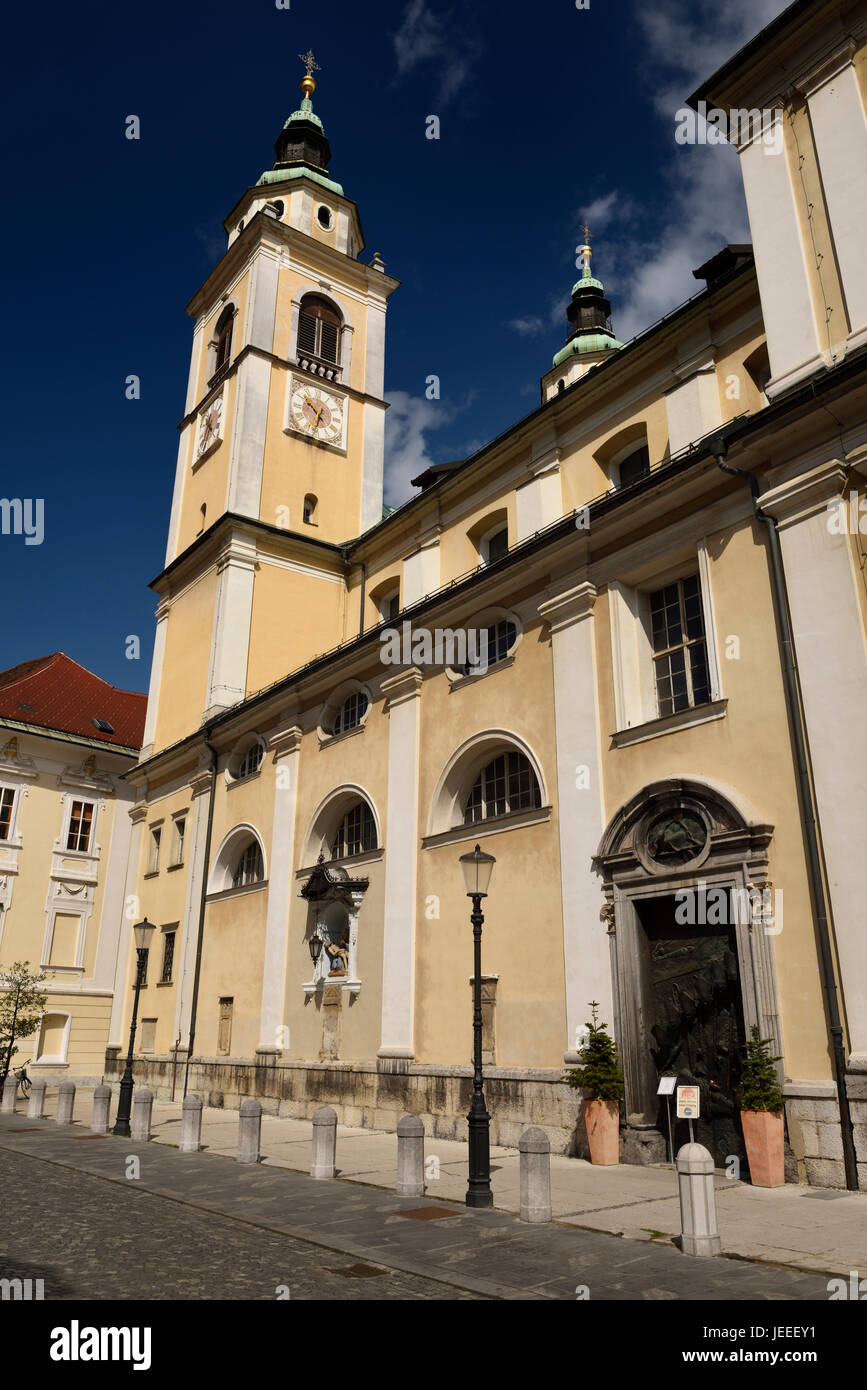 Südseite der katholische Kirche St. Nicholas Ljubljana Kathedrale mit Glockenturm, gotischen Pieta, Tür auf Cyril Methodius Square Ljubljana Slowenien Stockfoto