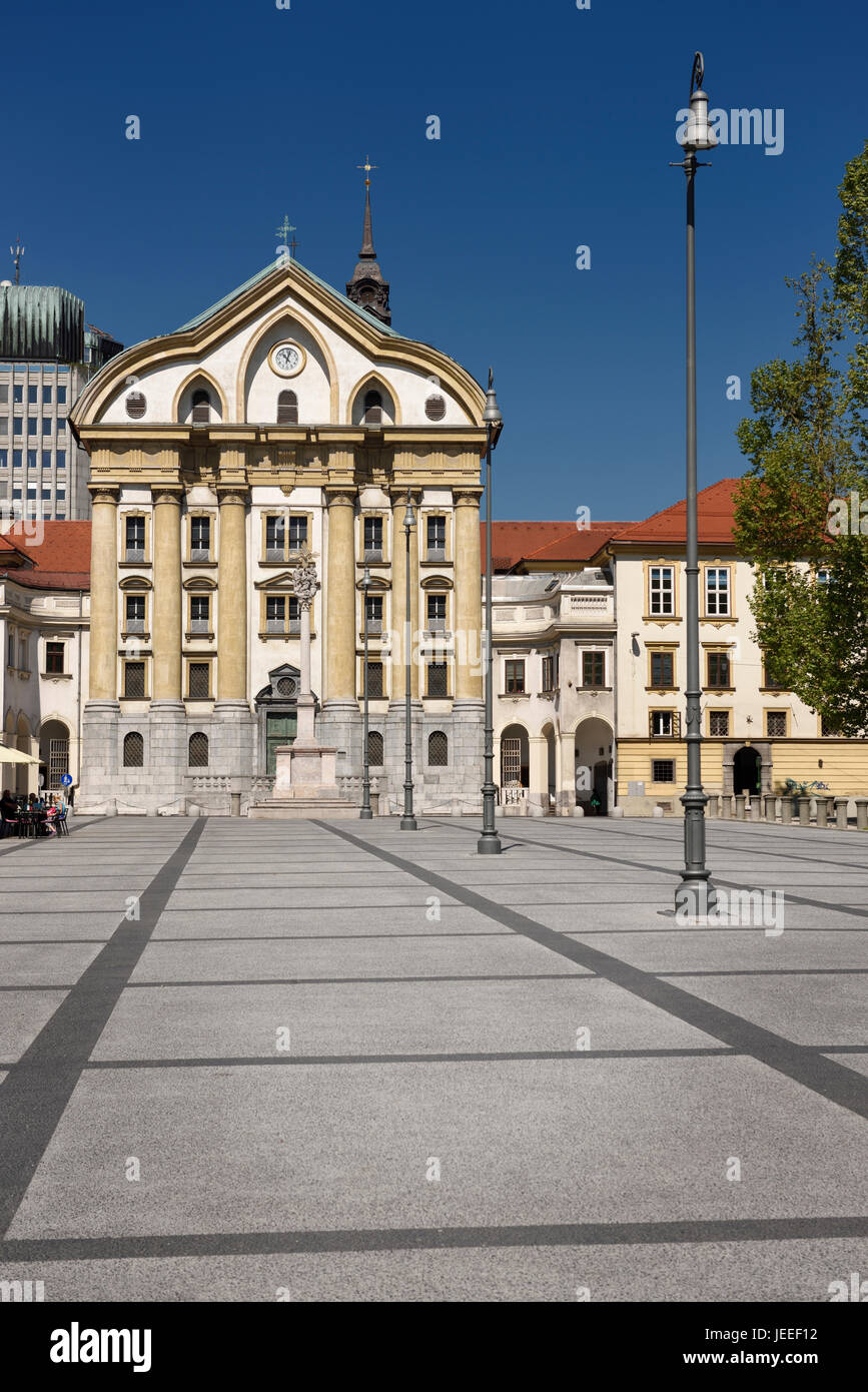Blauen Himmel am Kongressplatz mit Ursulinen-Kirche der Heiligen Dreifaltigkeit mit Marmor-Statuen der Heiligen Dreifaltigkeit Spalte in Ljubljana Slowenien Stockfoto
