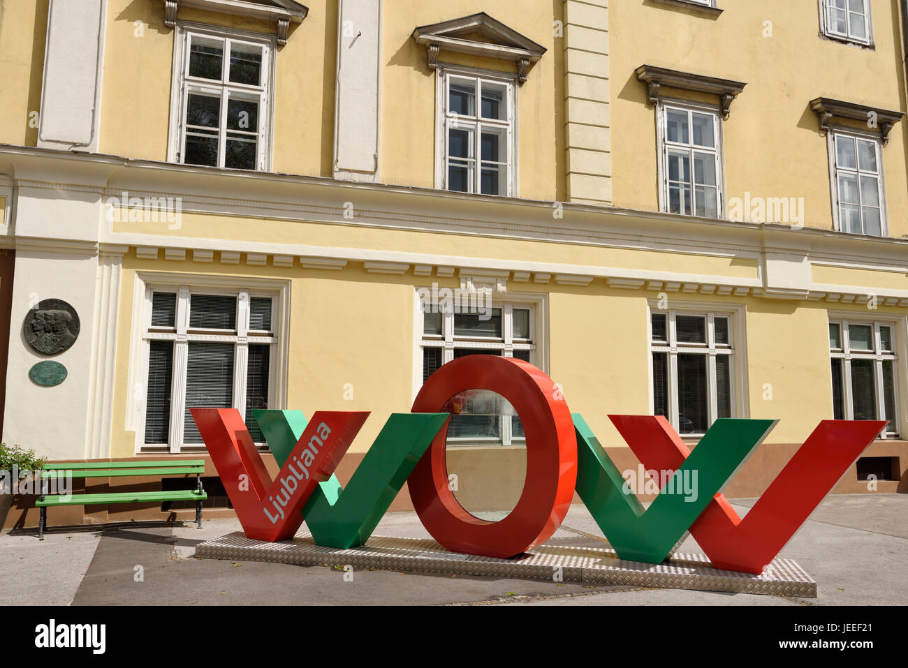 Rote und grüne interaktive WOW Kunstinstallation an der slowenischen Tourist Informationen Zentrum von Ljubljana feiert umweltfreundliche Stadt Stockfoto