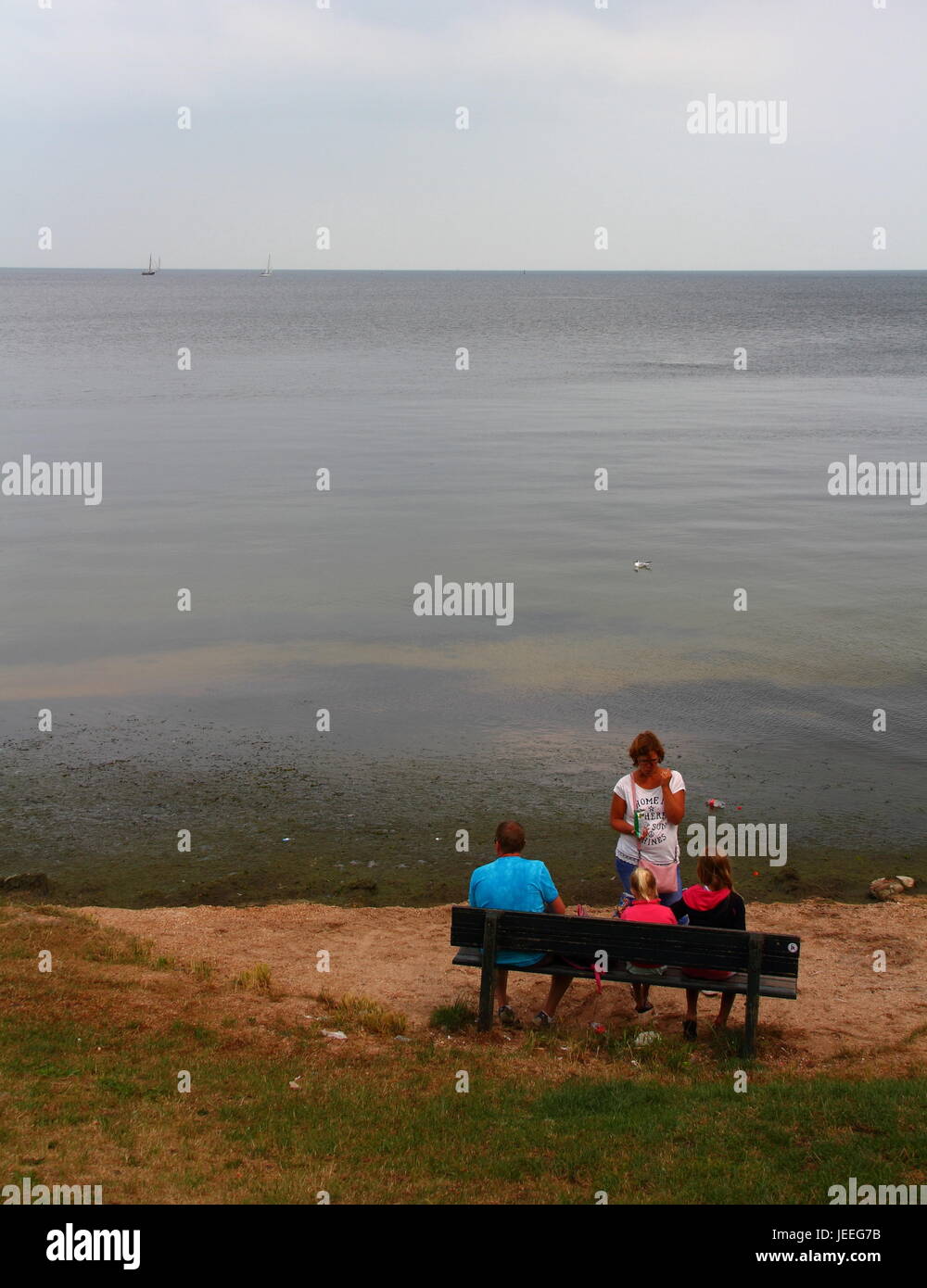 Volendam-Niederlande - unbekannte Familie genießt einen Ausflug auf dem See Stockfoto