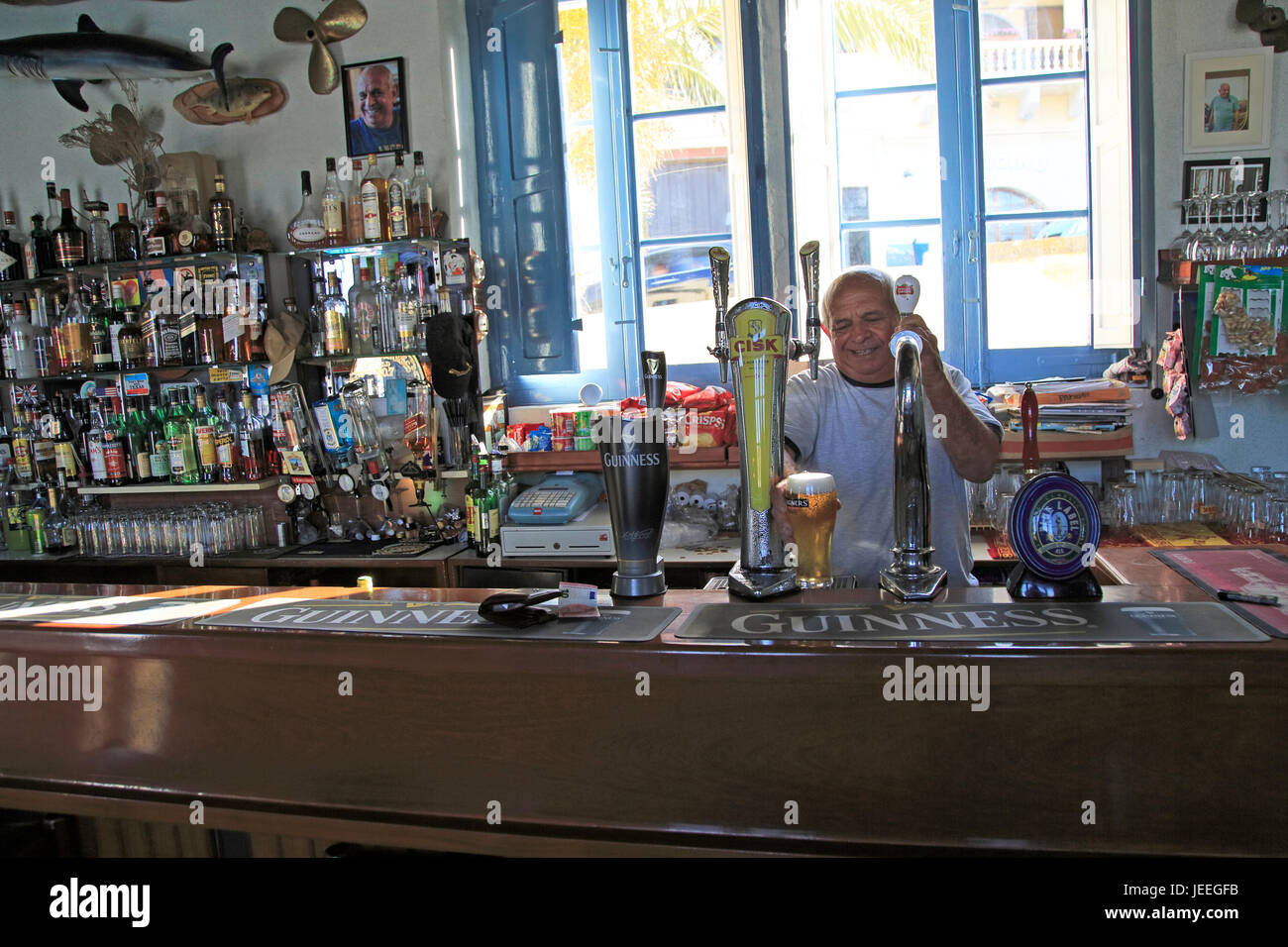 Barmann ziehen Pints Bier innen Gleneagles Bar-Pub in Mgarr, Gozo, Malta Stockfoto
