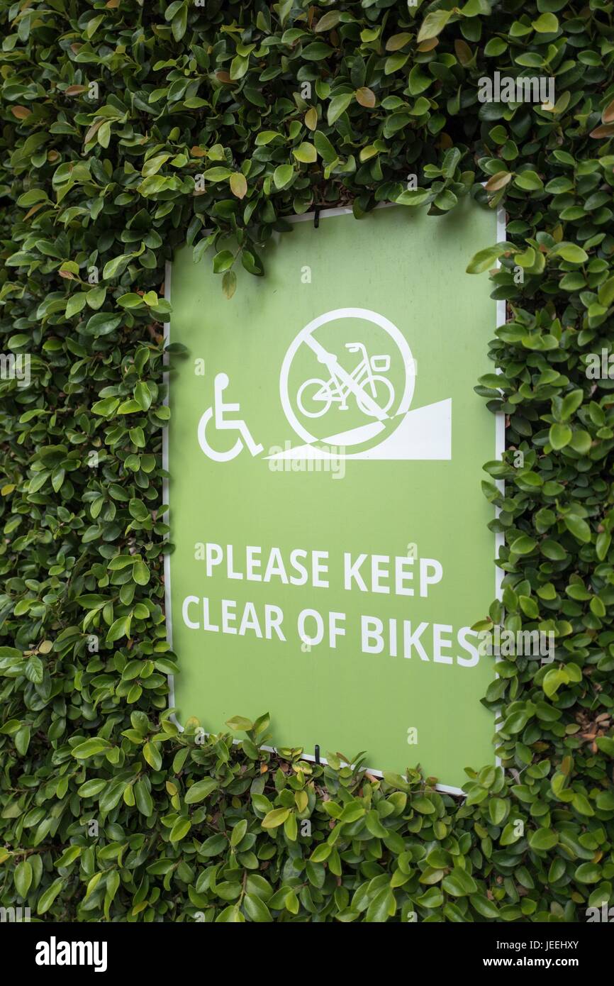 Schilder Warnung Besucher bleiben frei von Google Bikes im Googleplex, Sitz der Google Inc in das Silicon Valley Stadt Mountain View, Kalifornien, 7. April 2017. Stockfoto