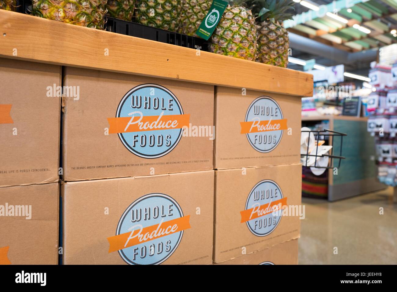Signage wirbt Produkte im Supermarkt Whole Foods Market in Dublin, Kalifornien, 16. Juni 2017. Stockfoto