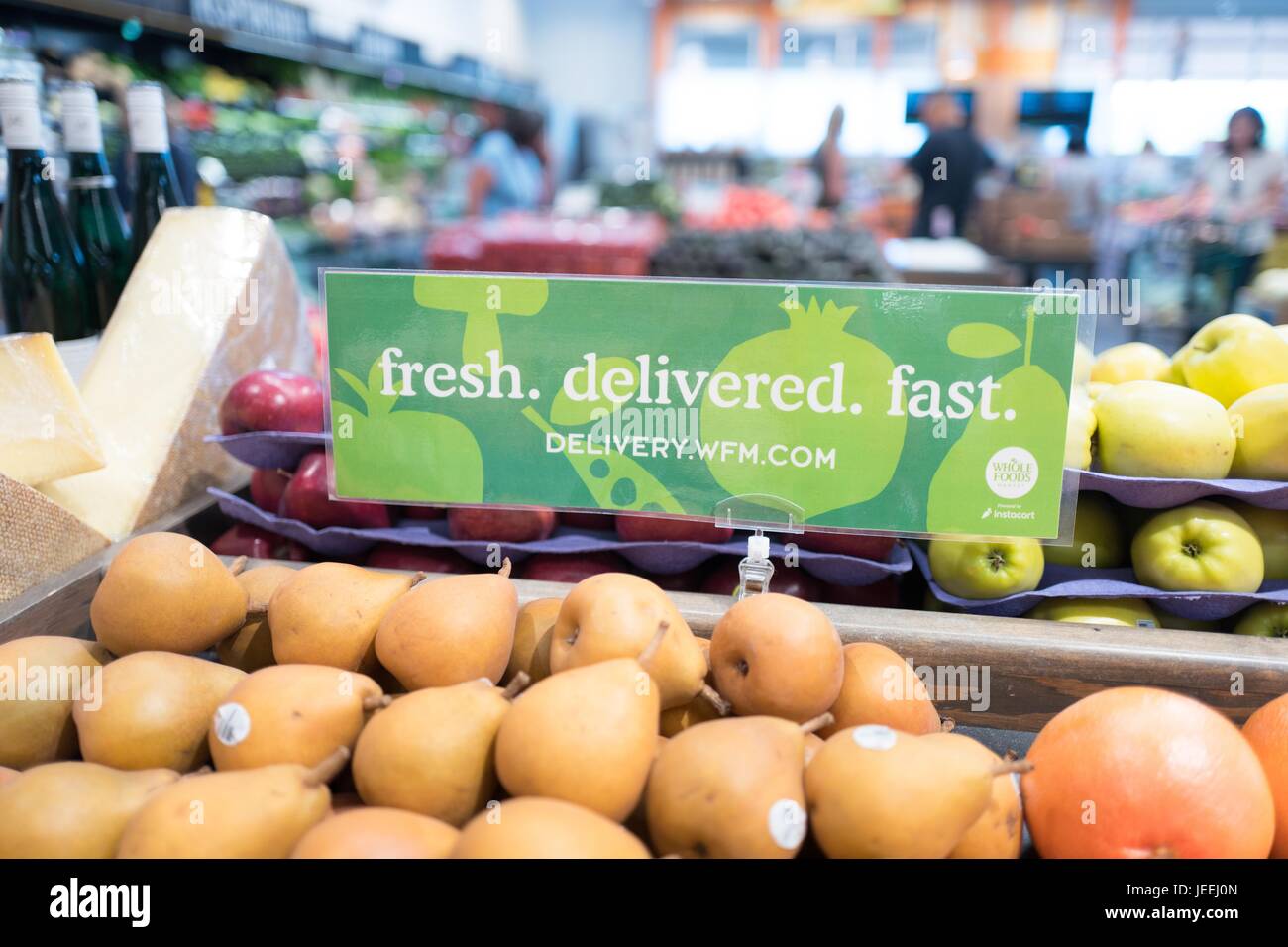 Ein Zeichen in der Gemüseabteilung wirbt Lebensmittel-Lieferservice bei Whole Foods Market Lebensmittelgeschäft in Dublin, Kalifornien, 16. Juni 2017. Stockfoto