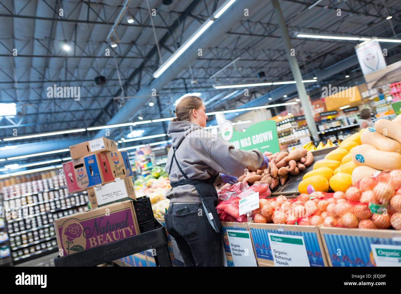 Eine Arbeitnehmerin ordnet Produkte im Supermarkt Whole Foods Market in Dublin, Kalifornien, 16. Juni 2017. Stockfoto