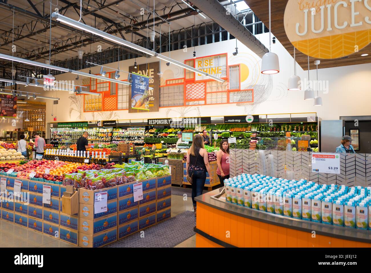 Käufer suchen der Gemüseabteilung im Supermarkt Whole Foods Market in Dublin, Kalifornien, 16. Juni 2017. Stockfoto