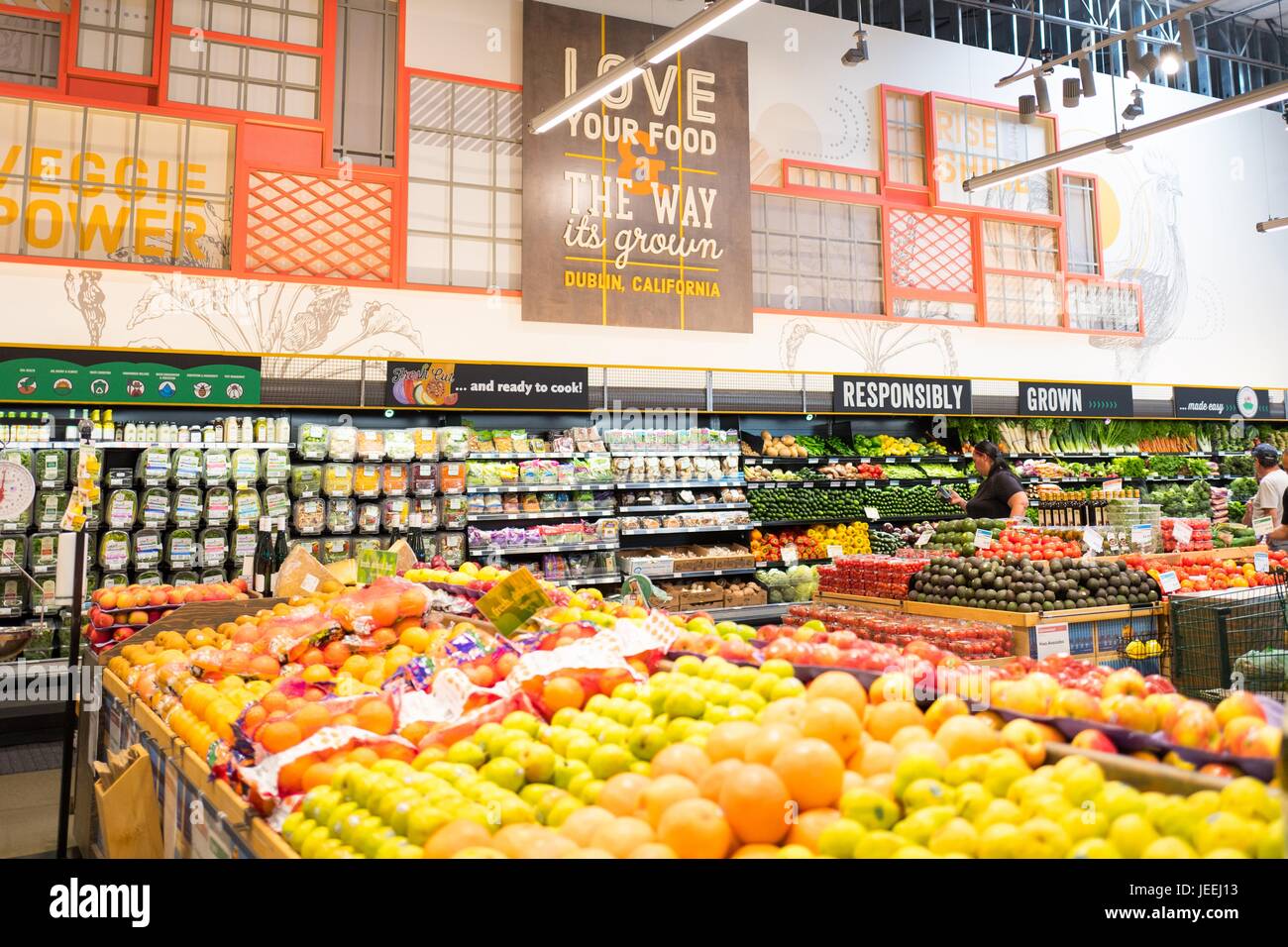 Produktion ist auf dem Display an der Whole Foods Market Lebensmittelgeschäft in Dublin, Kalifornien, 16. Juni 2017. Stockfoto