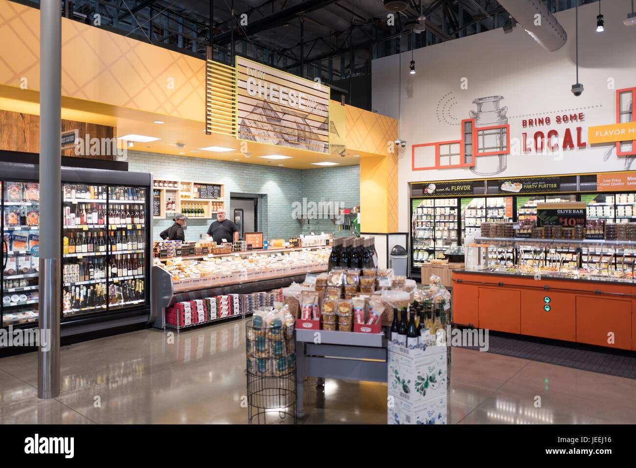 Käse und lokale Lebensmittel sind auf dem Display an der Whole Foods Market Lebensmittelgeschäft in Dublin, Kalifornien, 16. Juni 2017. Stockfoto