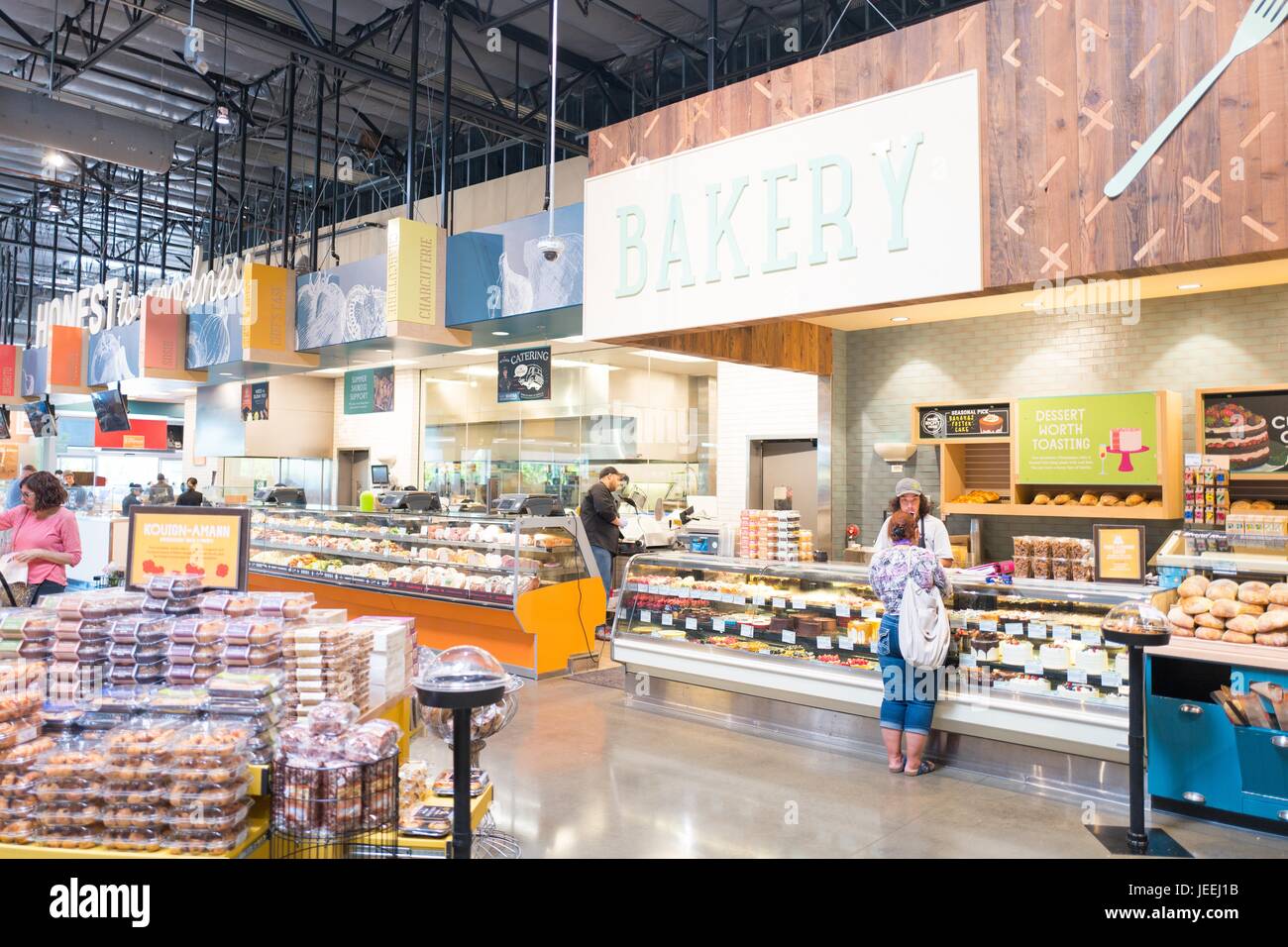 Shopper im Abschnitt Bäckerei im Supermarkt Whole Foods Market in Dublin, Kalifornien, 16. Juni 2017. Stockfoto