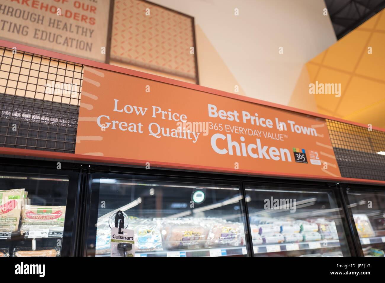 Ein Zeichen wirbt der "Bestpreis in der Stadt" auf Huhn bei Whole Foods Market Lebensmittelgeschäft in Dublin, Kalifornien, 16. Juni 2017. Stockfoto