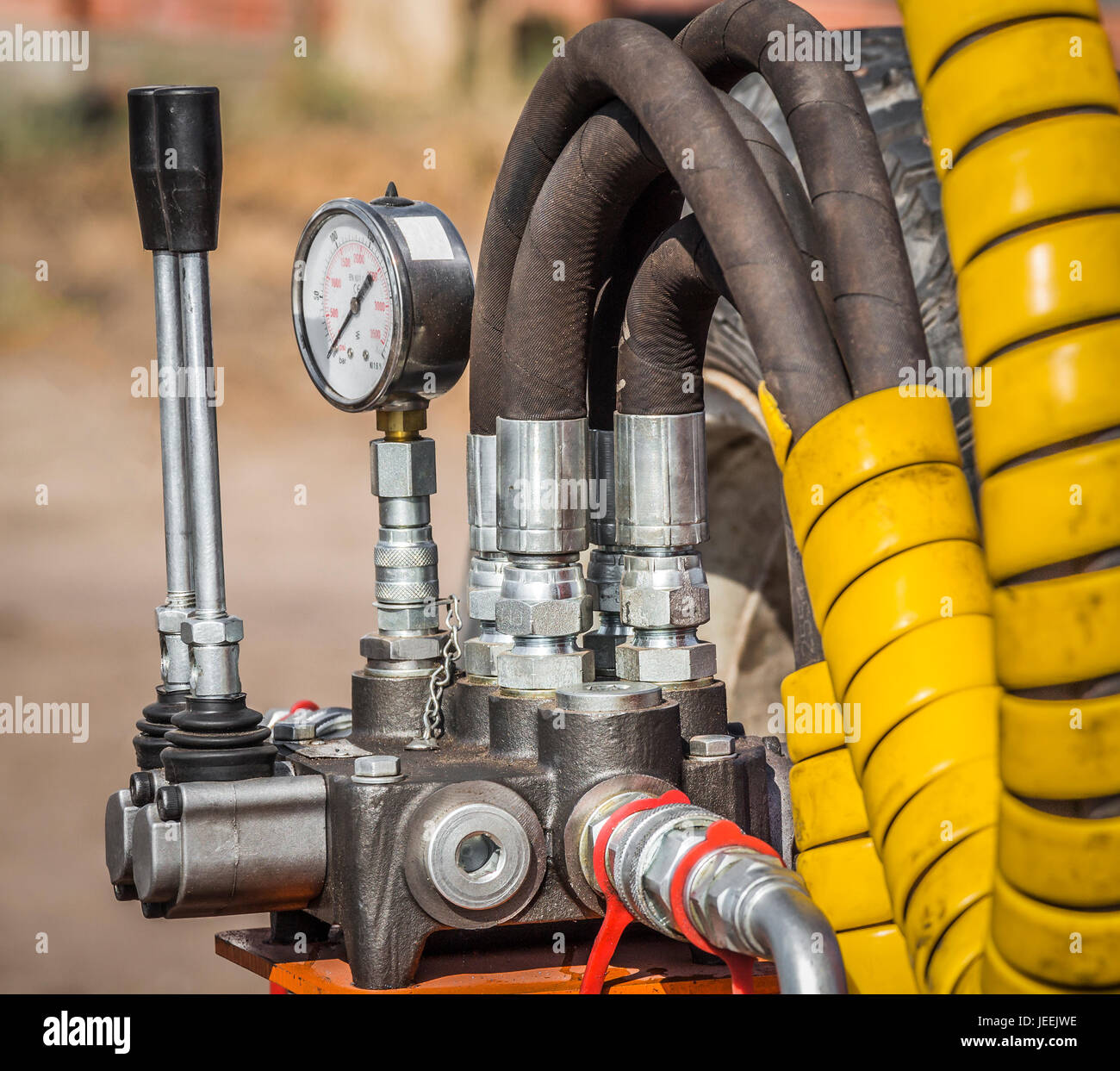 Bedienhebel und Druck Steuerung der hydraulischen Maschine Nahaufnahme Stockfoto