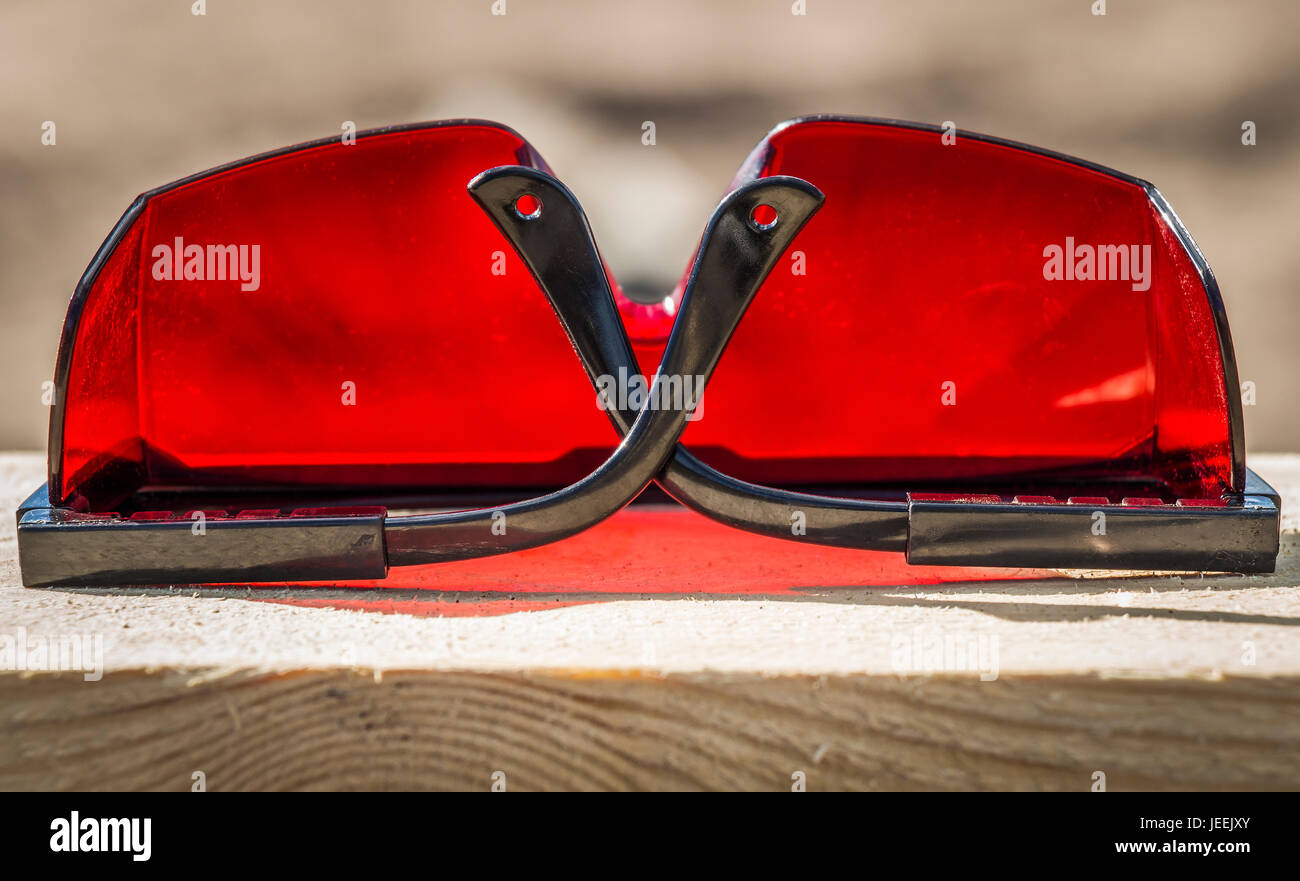 Rot Schutzbrille mit dem Laser level close-up Stockfoto