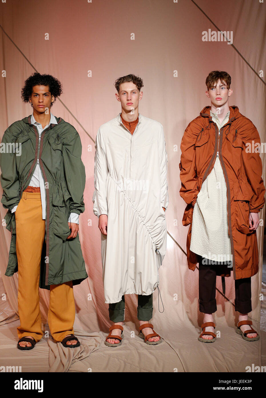 Qasimi SS18 Präsentation in London Fashion Woche Mens Strang 180 Präsentationsfläche. Sommer/Frühling-Kollektion 2018 präsentiert mit Standmodelle. Stockfoto