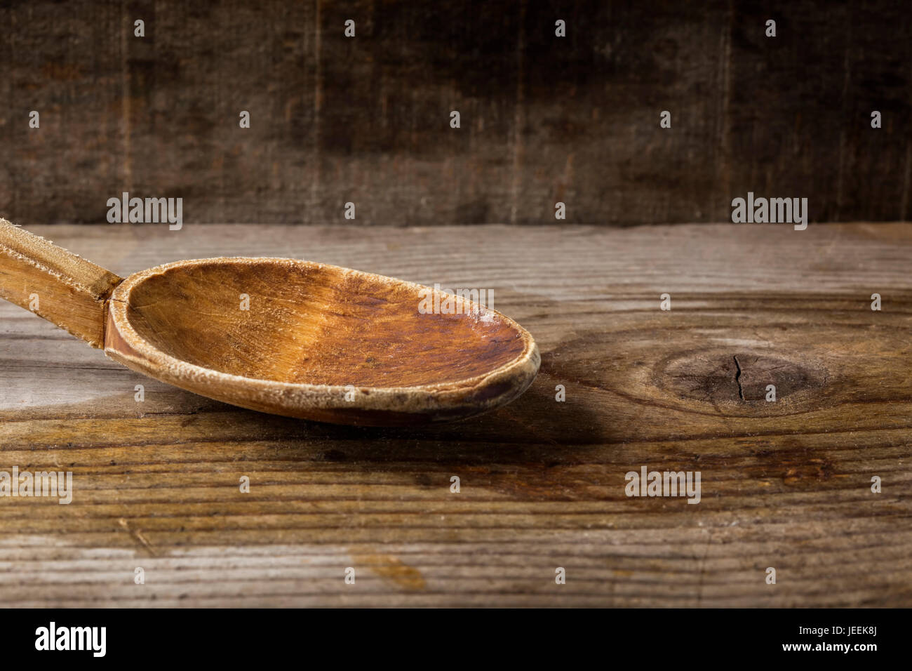 Nahaufnahme von gebrauchten selbstgemachten Holzlöffel auf rustikalen hölzernen Hintergrund Stockfoto