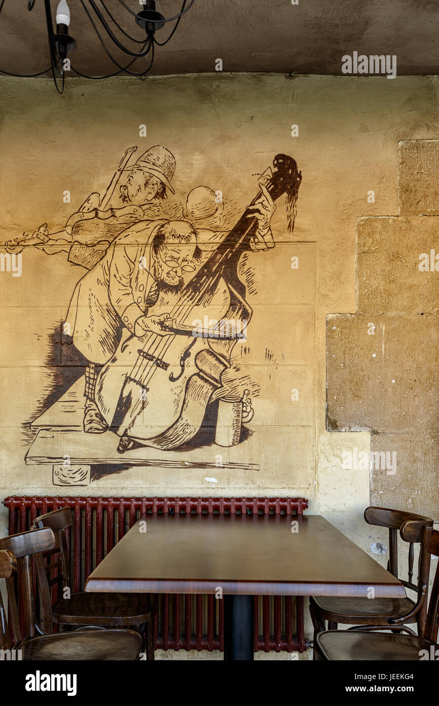 Zeichnung zwei alte Männer spielen ein Kontrabass und eine Geige in der parez einer Bar in Medina de Pomar, Burgos, Castilla y Leon, Spanien, Europa Stockfoto