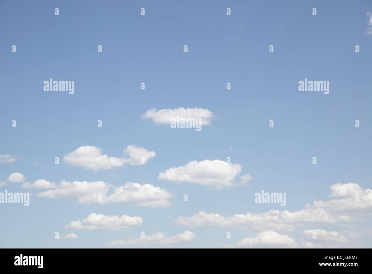 Blassen blauen Himmel mit Wolken - natürlichen Hintergrund Stockfoto