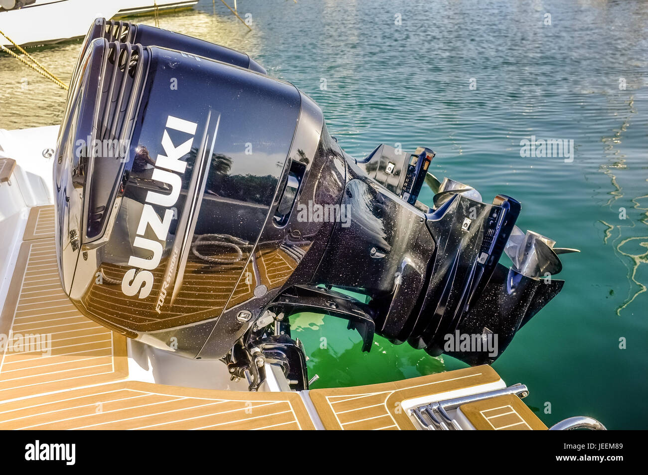 Twin Suzuki Außenbordmotoren Stockfoto