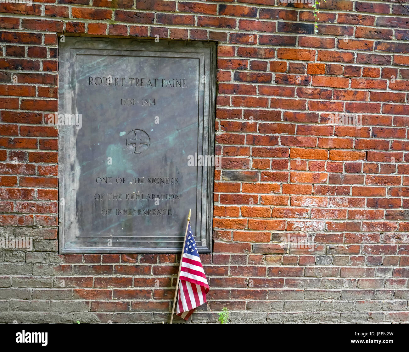 Grab von Robert Treat Paine, Unterzeichner der Amerikanischen Unabhängigkeitserklärung, Getreidespeicher begrub Masse, Boston, Massachusetts, USA, mit amerikanischer Flagge Stockfoto