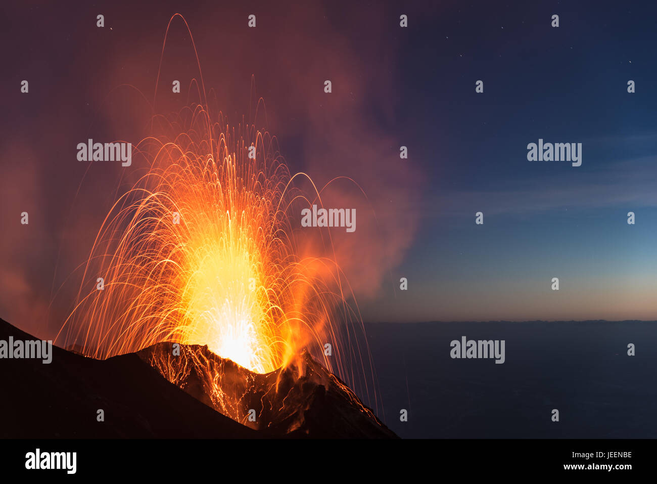 Starke strombolianische Vulkanausbruch von Vulkan Stromboli (Äolischen Inseln, Lipari, Italien) in der Nacht, Krater beleuchtet bei Mondschein, Juni 2017 Stockfoto