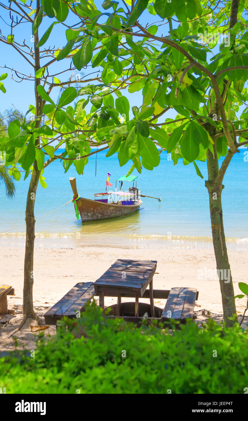Longtail-Boot am Ao Nang Beach, Provinz Krabi, Thailand. Stockfoto
