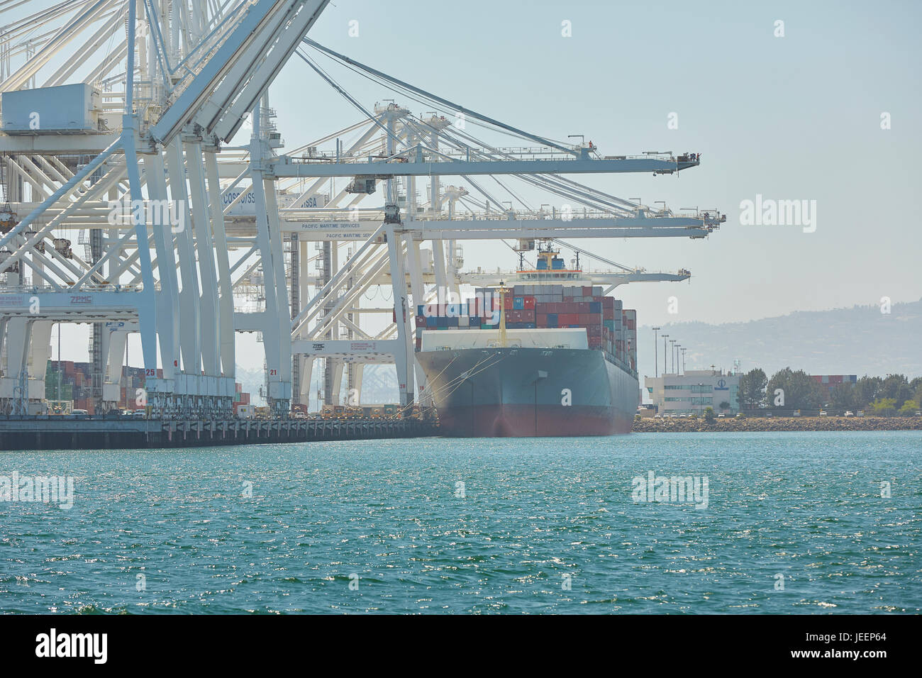 Riesige CMA CGM LYRA Container schiff vertäut In Pier J Am Langen Strand Container Terminal, Los Angeles, Kalifornien. Stockfoto