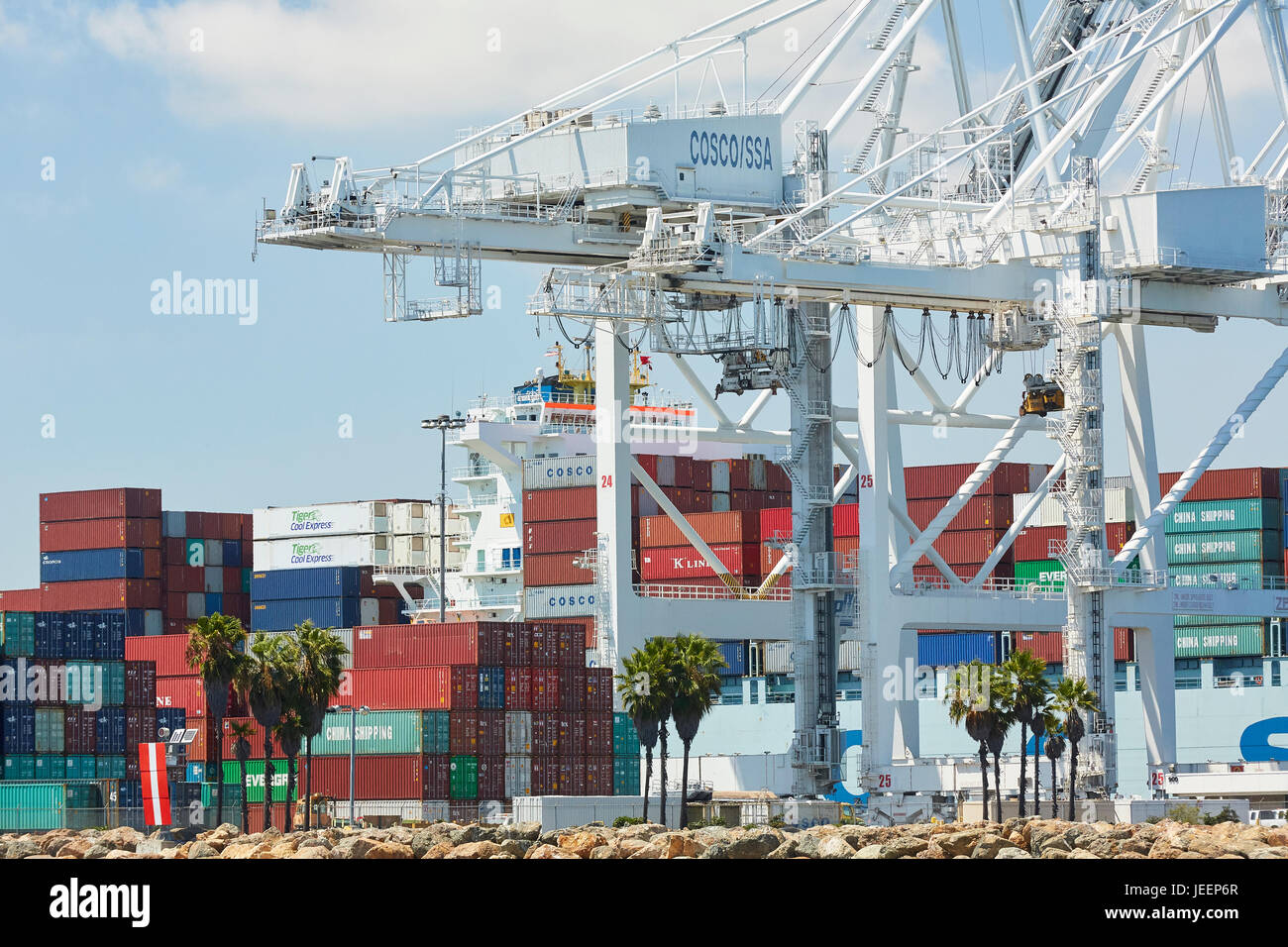 Riesige COSCO Ningbo, Container schiff vertäut In Pier J Am Langen Strand Container Terminal, Los Angeles, Kalifornien, USA. Stockfoto