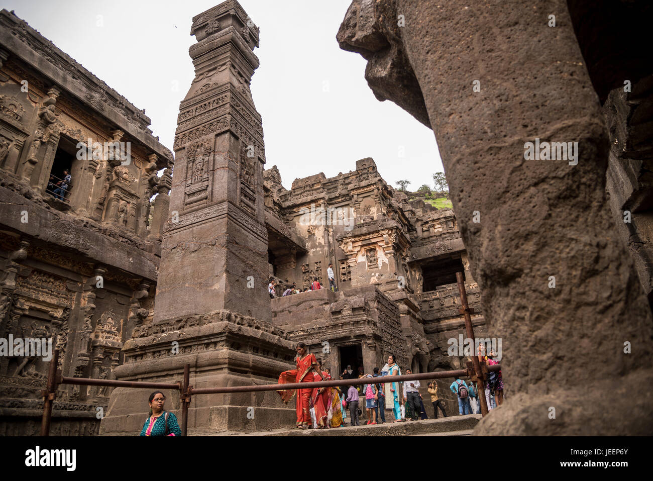 Besucher zu den Höhlen in Ellora, Bundesstaat Maharashtra in Indien Stockfoto
