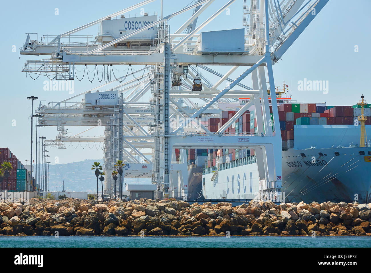 Riesige Containerschiffe Be- und Entladen auf Pier J Am Langen Strand Container Terminal, Los Angeles, Kalifornien, USA Stockfoto