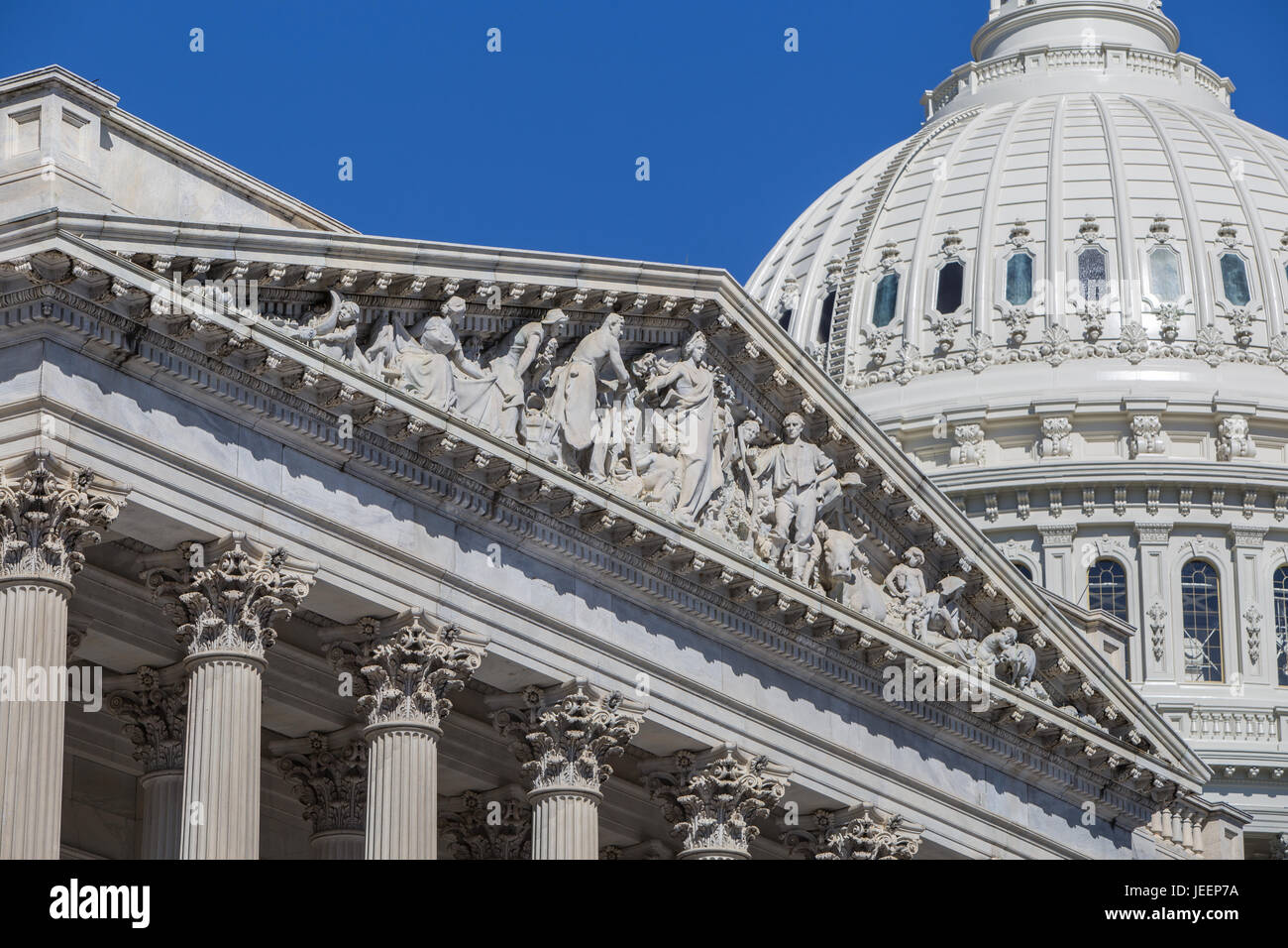 Die Apotheose der Demokratie Giebel über dem Eingang zu den Südflügel (Flügel) des US-Kapitol in Washington, DC. Stockfoto