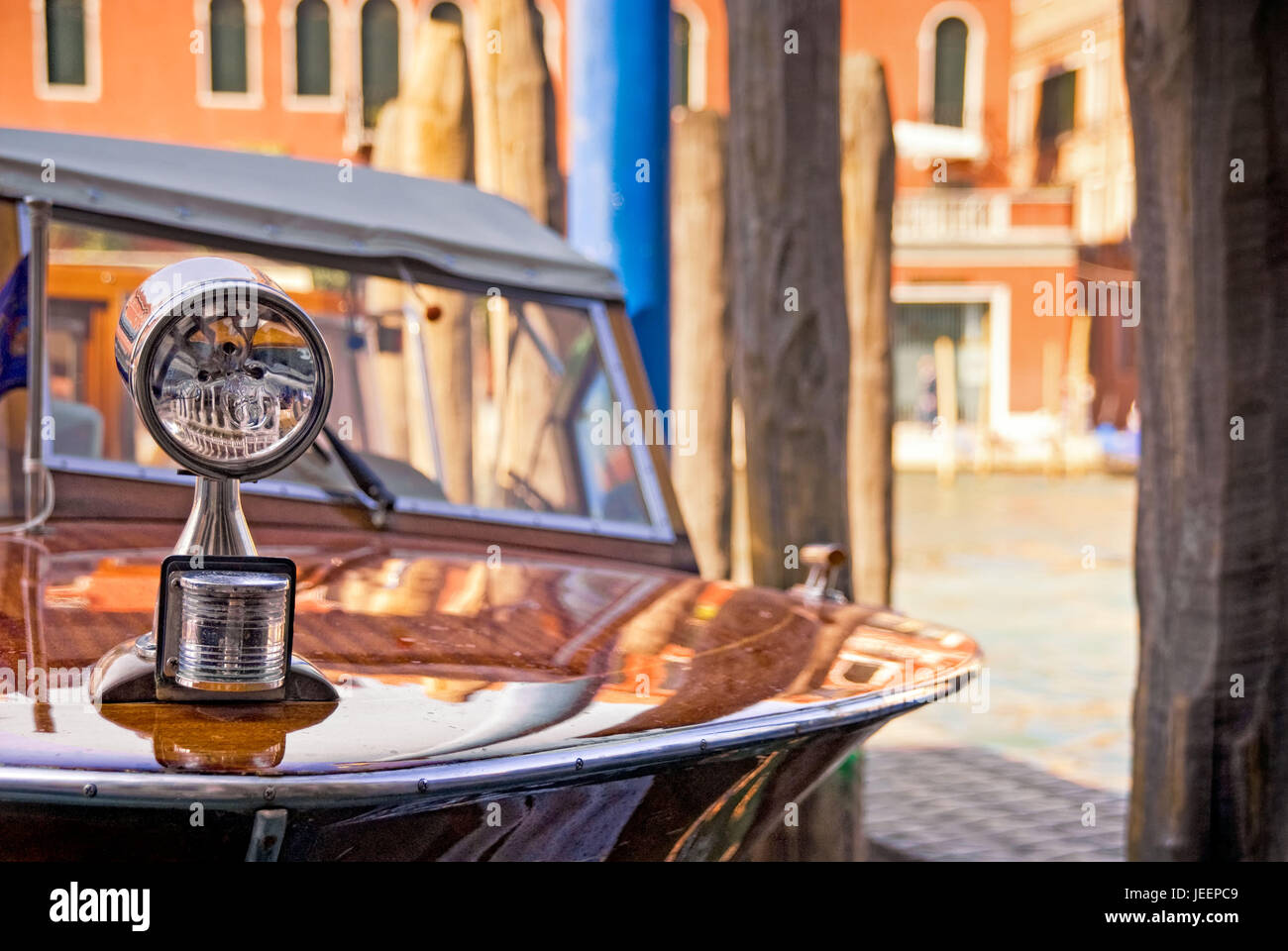 Klassischen Vintage Holz der 1960er Jahre mit dem Schnellboot in den Canal Grande, Venedig, Italien Stockfoto