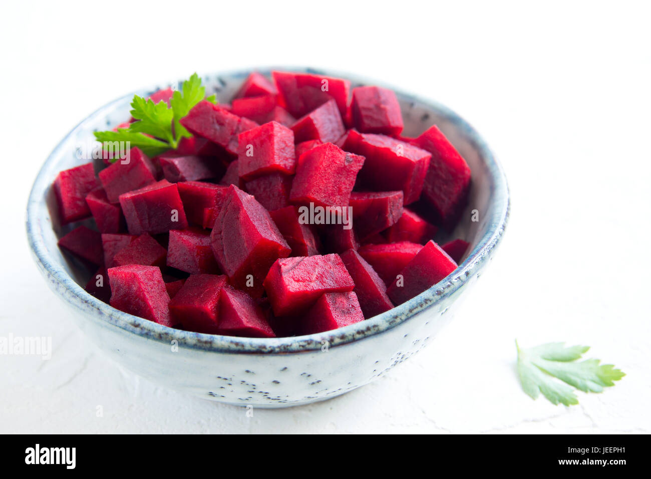 Rote Bete (Rüben) gehackte Salat in Schüssel auf weißem Hintergrund mit Textfreiraum. Gesunde Zutat zum Kochen. Stockfoto
