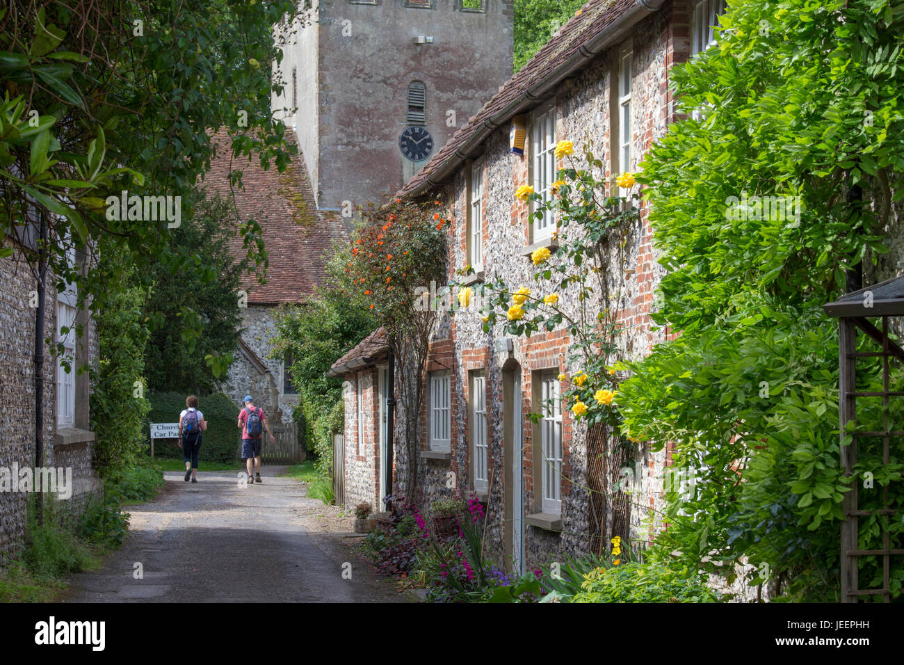 Ein paar Fuß in Richtung Kirche der Hl. Anna in dem malerischen Dorf Singleton, West Sussex, England, Großbritannien Stockfoto