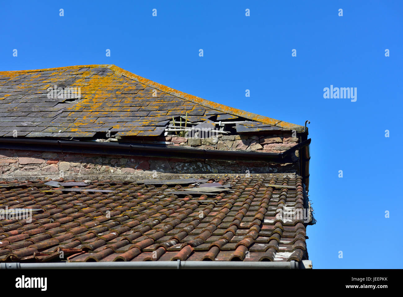 Ziegel und Schiefer Dach Reparatur benötigen Stockfoto
