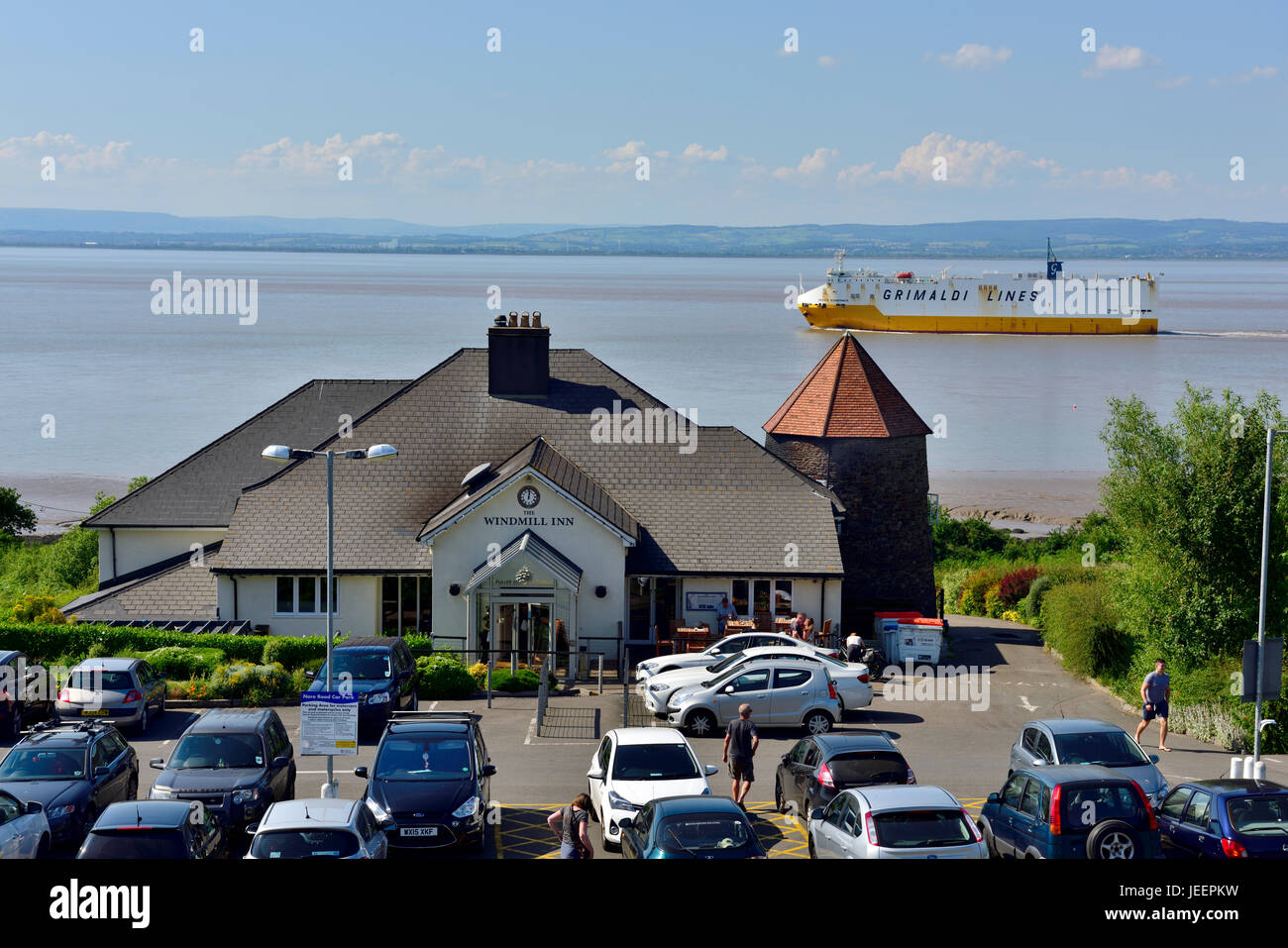 Die Windmühle Inn und Parkplatz mit Blick auf die Severn Mündung, Portishead, Bristol, England mit Grande Skandinavien, Fahrzeuge Schiff im Mündungsgebiet Stockfoto