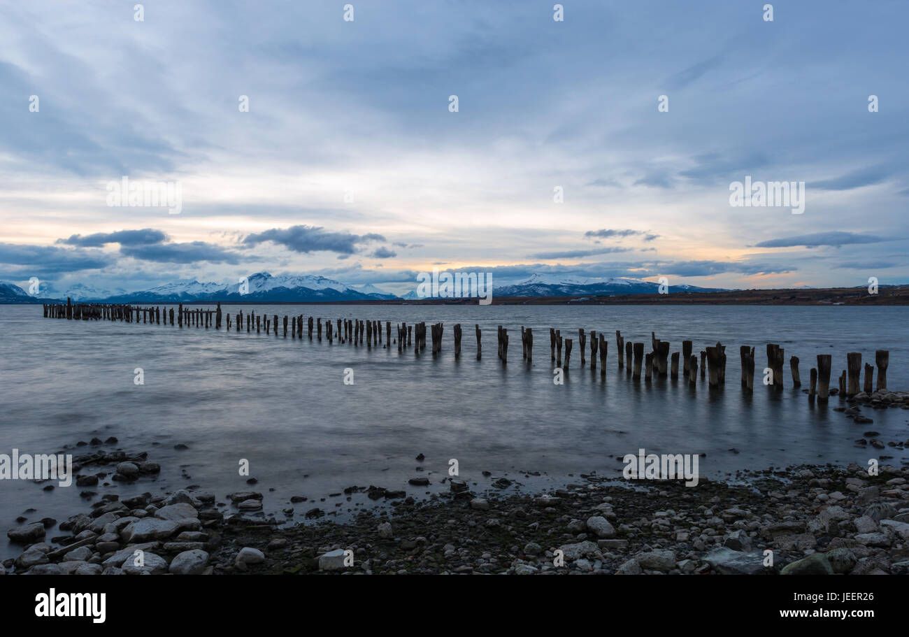 Sunset Landschaft entlang der letzte Hoffnung Sound mit einem alten Pier in der Stadt Puerto Natales, Patagonien, Chile. Stockfoto