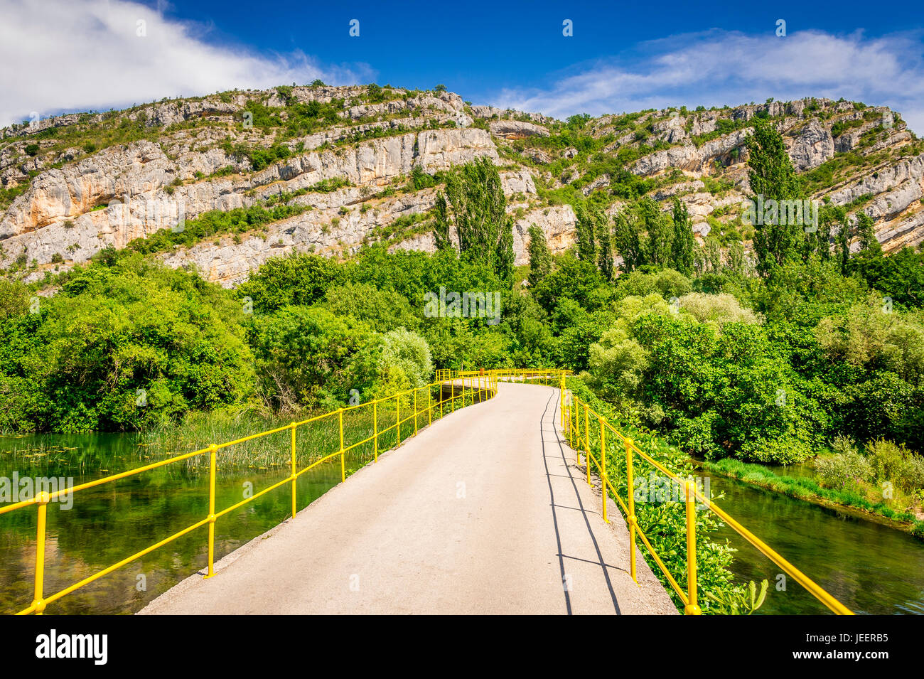 Brücke über den Fluss Krka in der Nähe von Roski Slap im Nationalpark Krka, Kroatien. Stockfoto