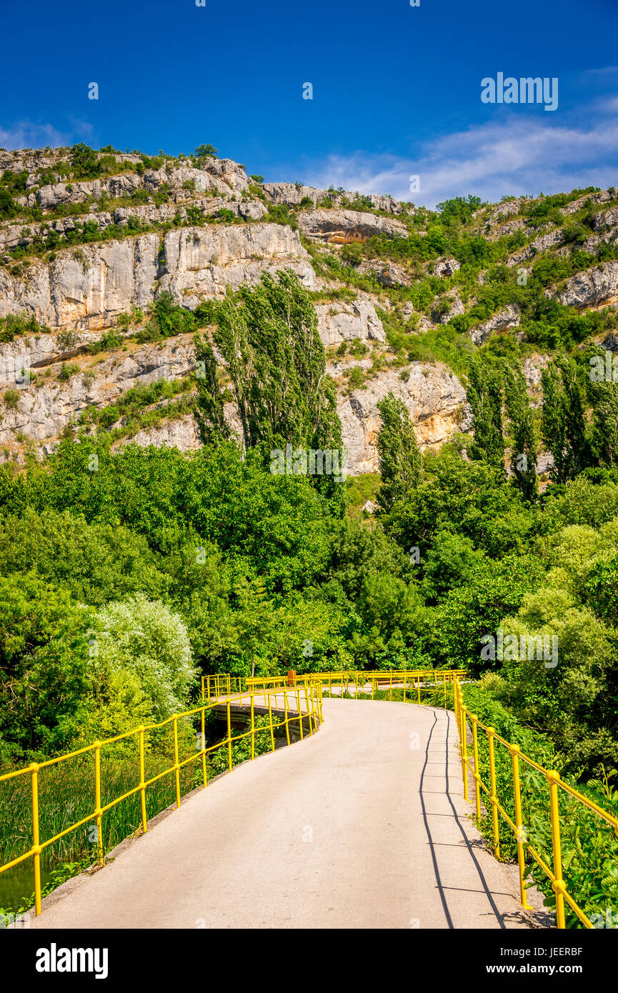 Brücke über den Fluss Krka in der Nähe von Roski Slap im Nationalpark Krka, Kroatien. Stockfoto
