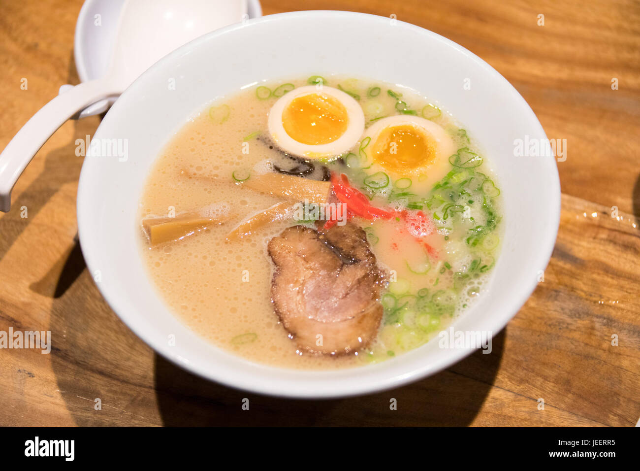 Shiromaru Hakata klassischen Ramen mit Nitamago im Ippudo New York, East Village, Manhattan, New York City Stockfoto