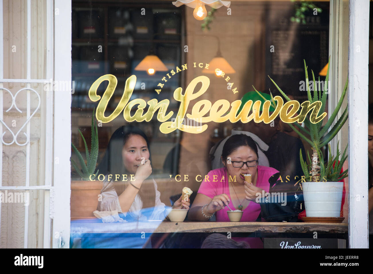 Asiatische Touristen essen Eis an Van Leeuwen Artisan Ice Cream, East Village, Manhattan, New York Stockfoto Asiatische Touristen essen Eis an Van Leeuwen Artisan Ice Cream, East Village, Manhattan, New York Stockfoto