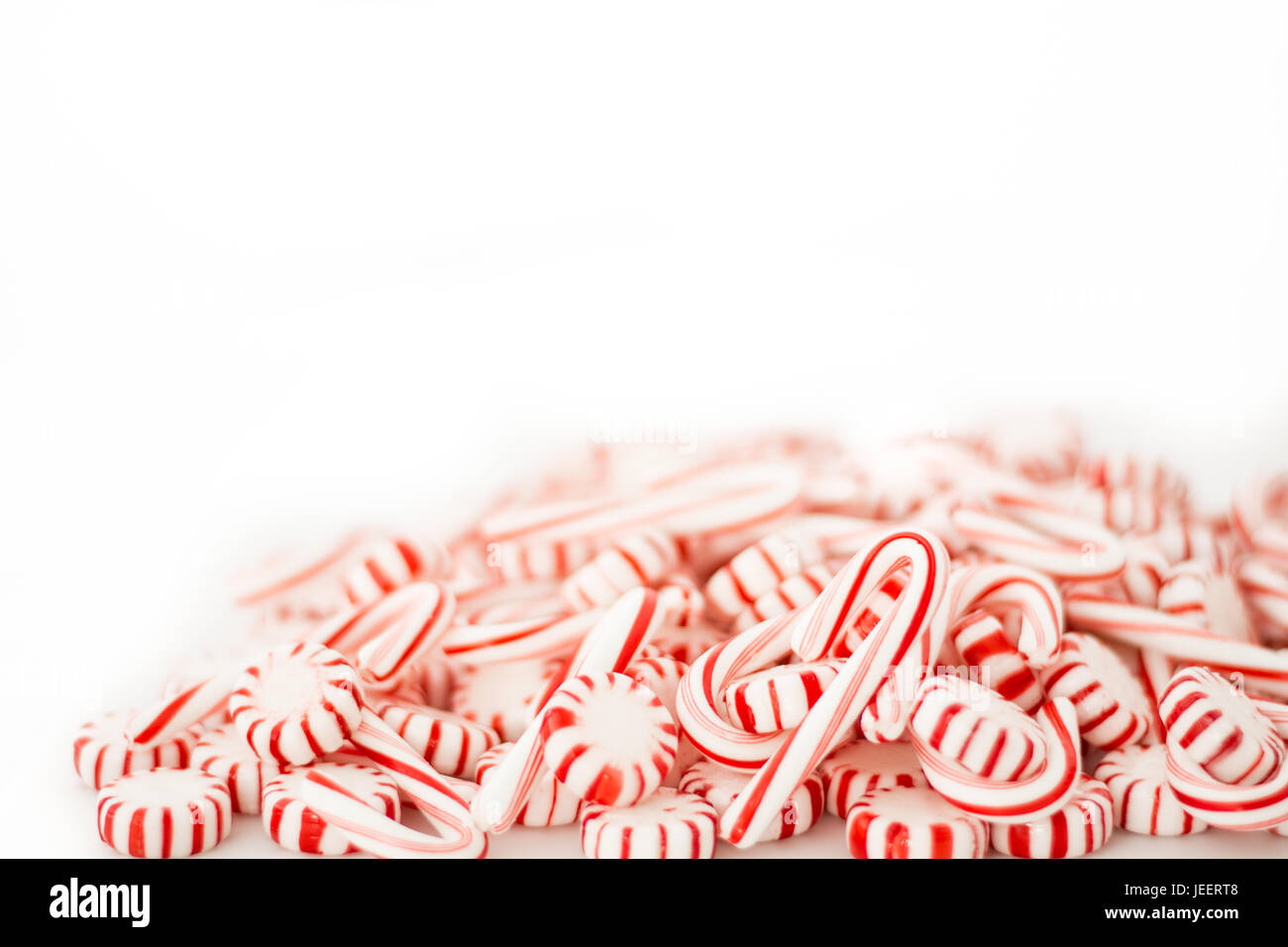 Pfefferminz-Bonbons und Zuckerstangen mit weißen Textfreiraum Stockfoto