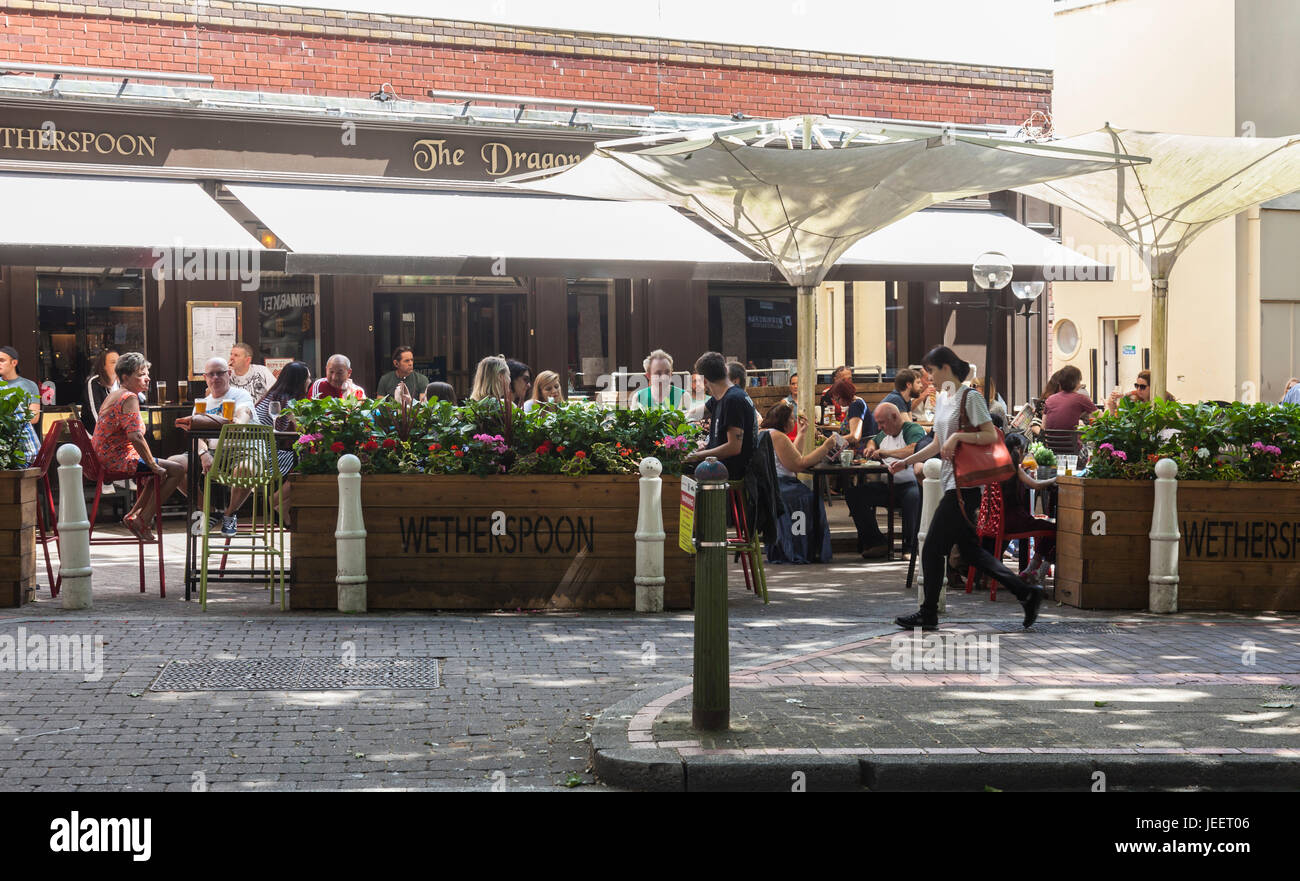 Gasthaus im Dragon Inn, Arcardian, Birmingham, England. Kunden, die Mahlzeiten im freien; Fußgängerzone. Stockfoto