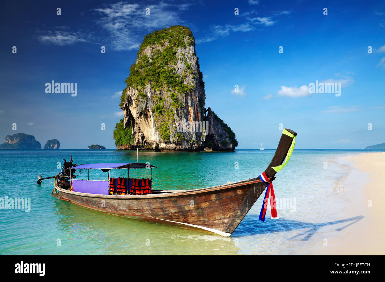 Tropischer Strand, Longtail-Boot, Andamanensee, Thailand Stockfoto