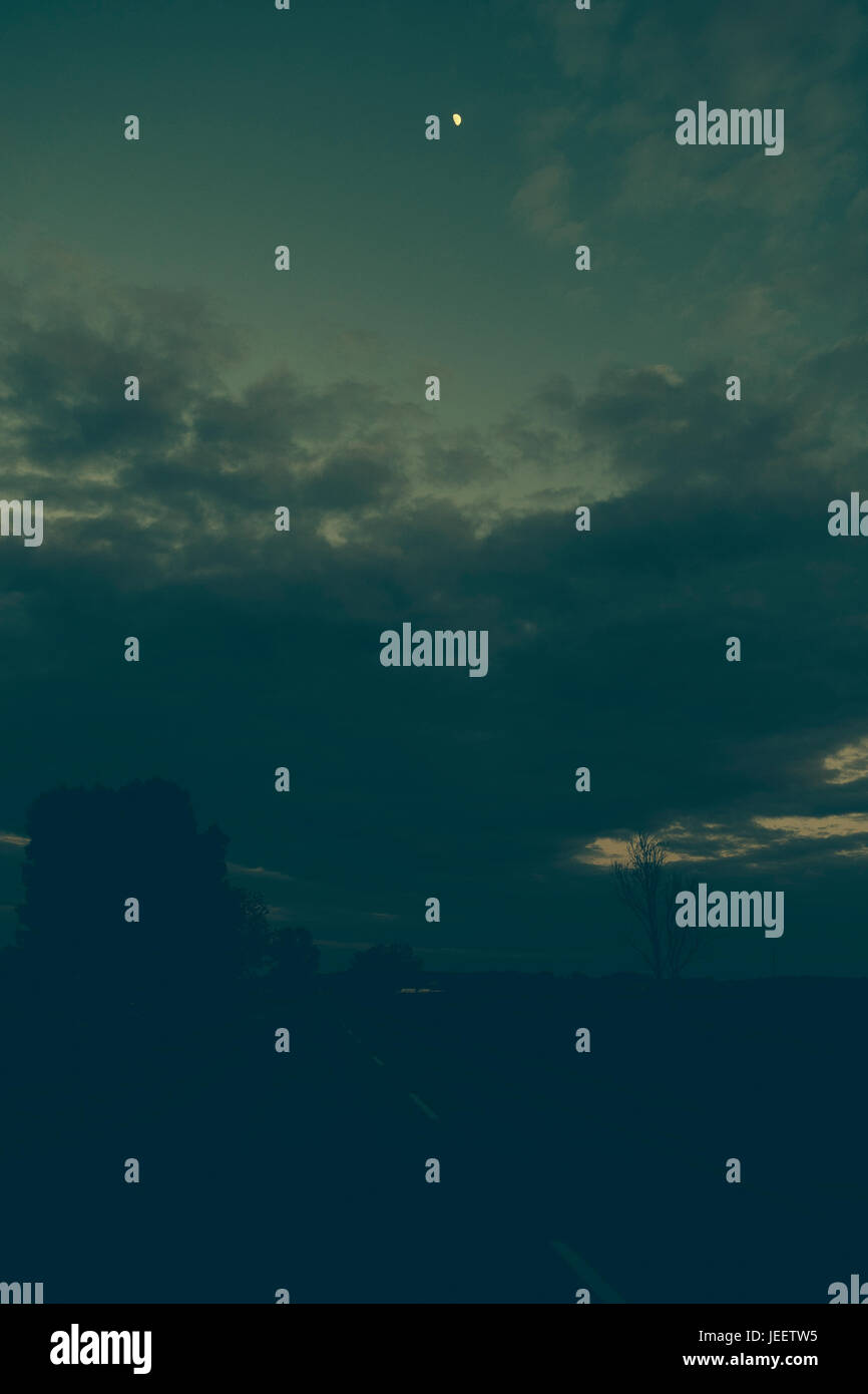 Mond über asphaltierte Straße Stockfoto