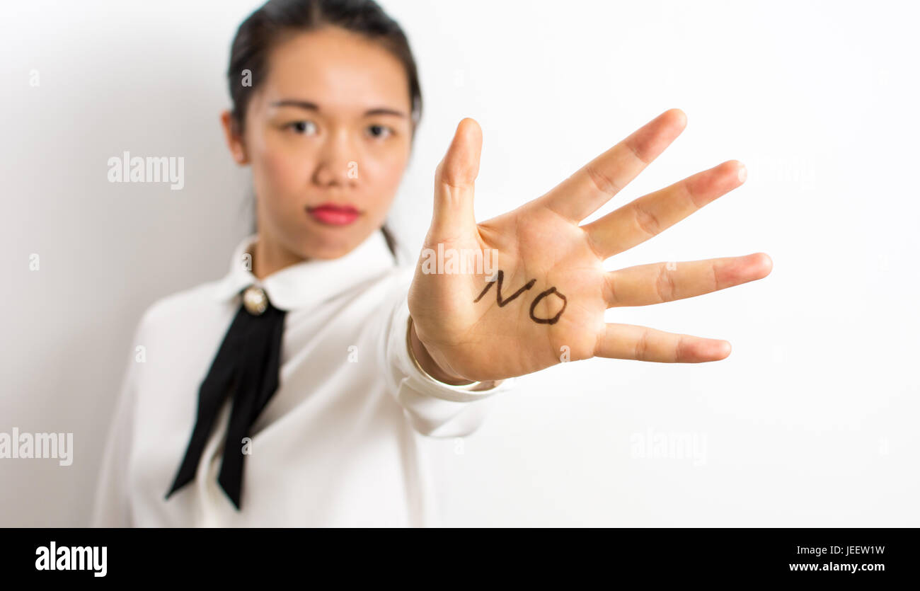 Wort nicht auf unglückliche Geschäftsfrau Hand geschrieben Stockfoto