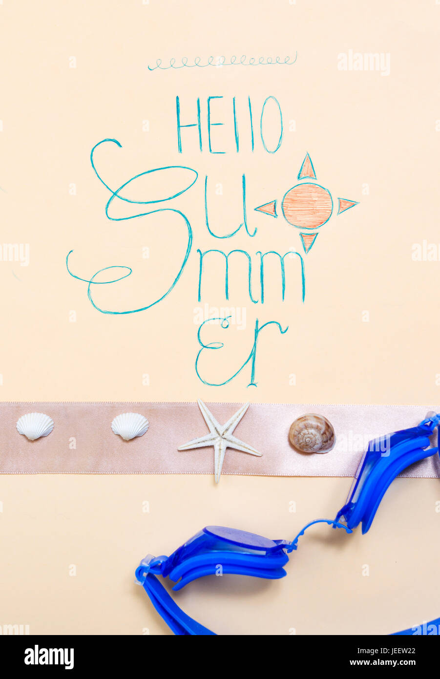 Hallo Sommer handgeschriebene Kalligraphie Karte mit saisonalen Zubehör Stockfoto